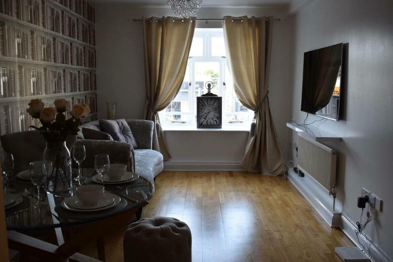 Luxury 2 Bed Apartment Witney Exteriér fotografie