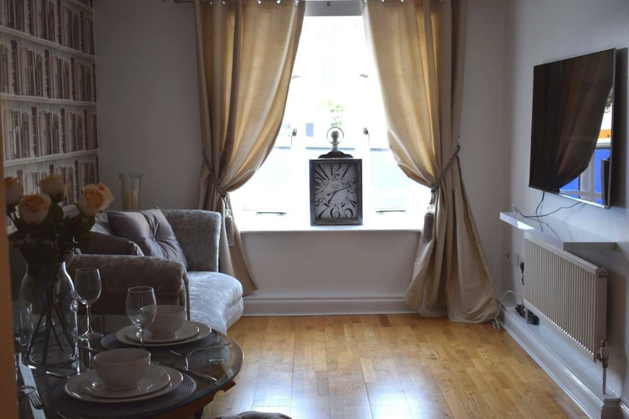 Luxury 2 Bed Apartment Witney Exteriér fotografie