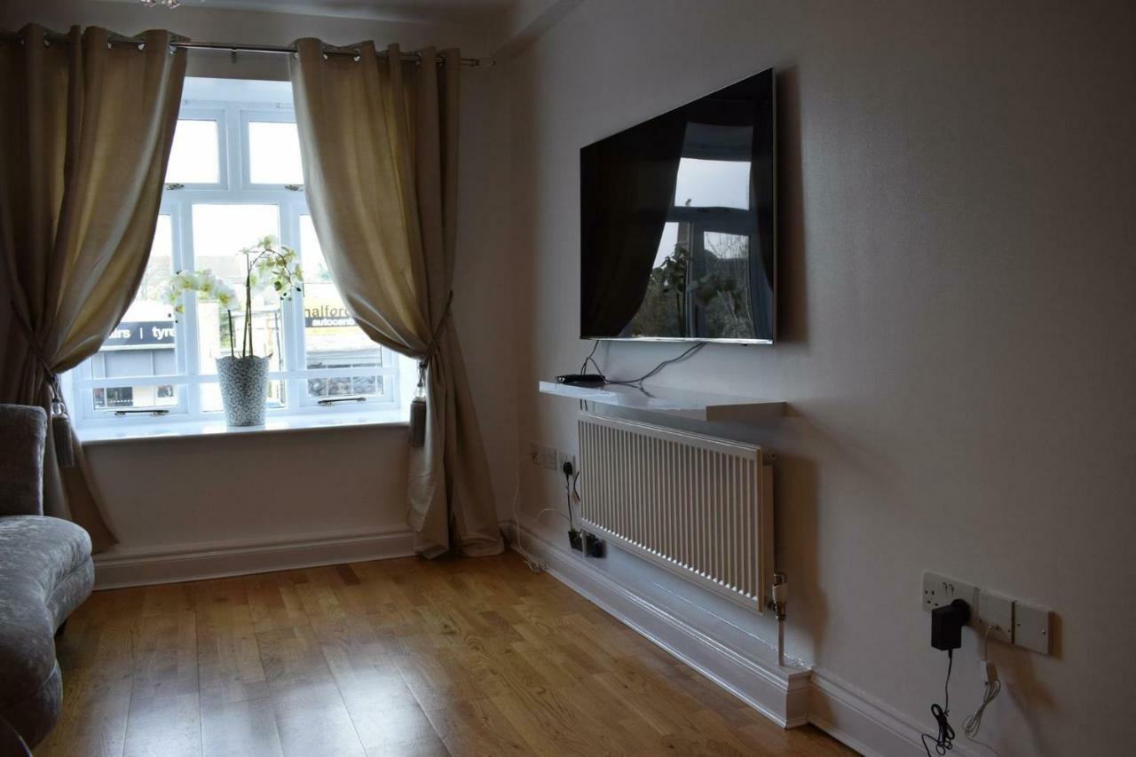 Luxury 2 Bed Apartment Witney Exteriér fotografie